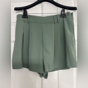 Parker Women’s Pleated Shorts L – Mint Green, High-Rise, Dressy Chic